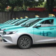 杭州市区巡游出租车再启油运价格联动机制，每车次加收2元