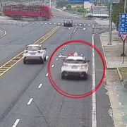 男子砍柴被毒蛇竹叶青咬伤，江西吉安交警开辟“生命通道”抢出生机