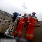 “没有过不去的坎”！女子情感受挫欲轻生，安徽合肥民警瞅准时机飞身施救