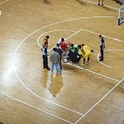 浙江绍兴：篮球比赛中球员突然倒地，护士志愿者运用AED除颤救人