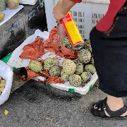 摊贩将杀虫剂喷到水果上？攀枝花市仁和区市监局：已对摊位水果现场封存，正调查