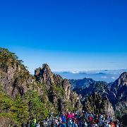 黄山旅游：第三季度黄山景区接待进山游客人数同比下降5.48%