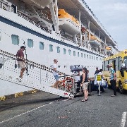 原要环游世界却被半路赶下船：两百多名乘客滞留柬埔寨，邮轮运营商称付不起油钱