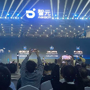 智元2026年上半年营收近20亿元，彭志辉认为物理AI将经历五次跃迁