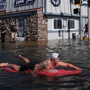 公路变河道、三层沙袋仍失守：美国东西海岸同时遭遇大潮倒灌