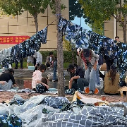 将洗净的军训服送给有需要的人，河南开封一高校连续九年做了这件事