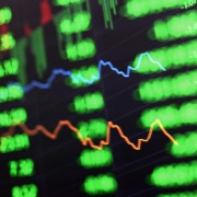 沪指跌0.82%，创指跌4.45%：银行股再度逆势大涨