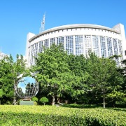 美国将中国企业列入所谓涉疆法案实体清单，外交部回应