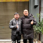 从“易老师”到“小易”，称呼变化引发猜测，张雪回应：大家解读过头了，我们相互之间很随和