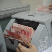 马上评｜存2500变25000，“离柜概不负责”别单向约束储户
