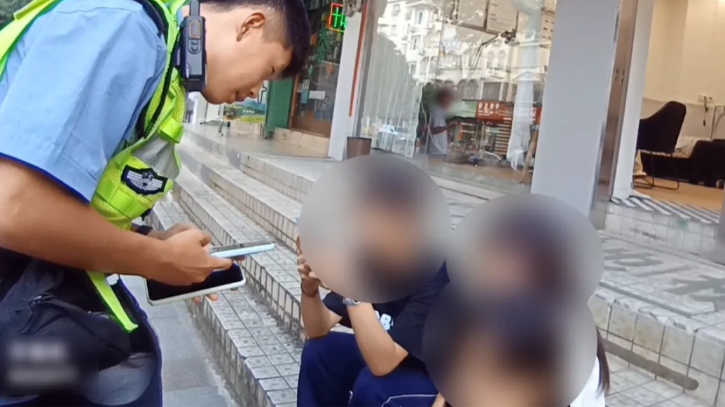 广西河池：两名未成年女生骑共享电动车掉头酿事故，现场哭求民警“别通知家长”