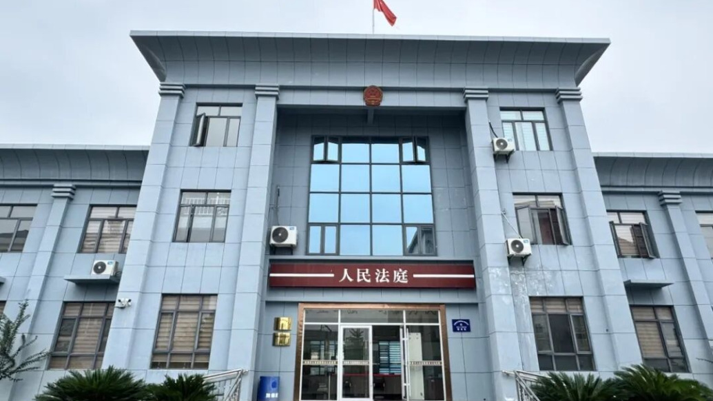 银行职员输错数字存两千五变两万五，储户以“离柜概不负责”为由拒退，湖北一法院认定该条款无效