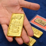 国际金价跌至一年来新低