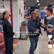 地铁站台孩童随地便溺引发乘客纠纷，官方回应：已对家长进行教育