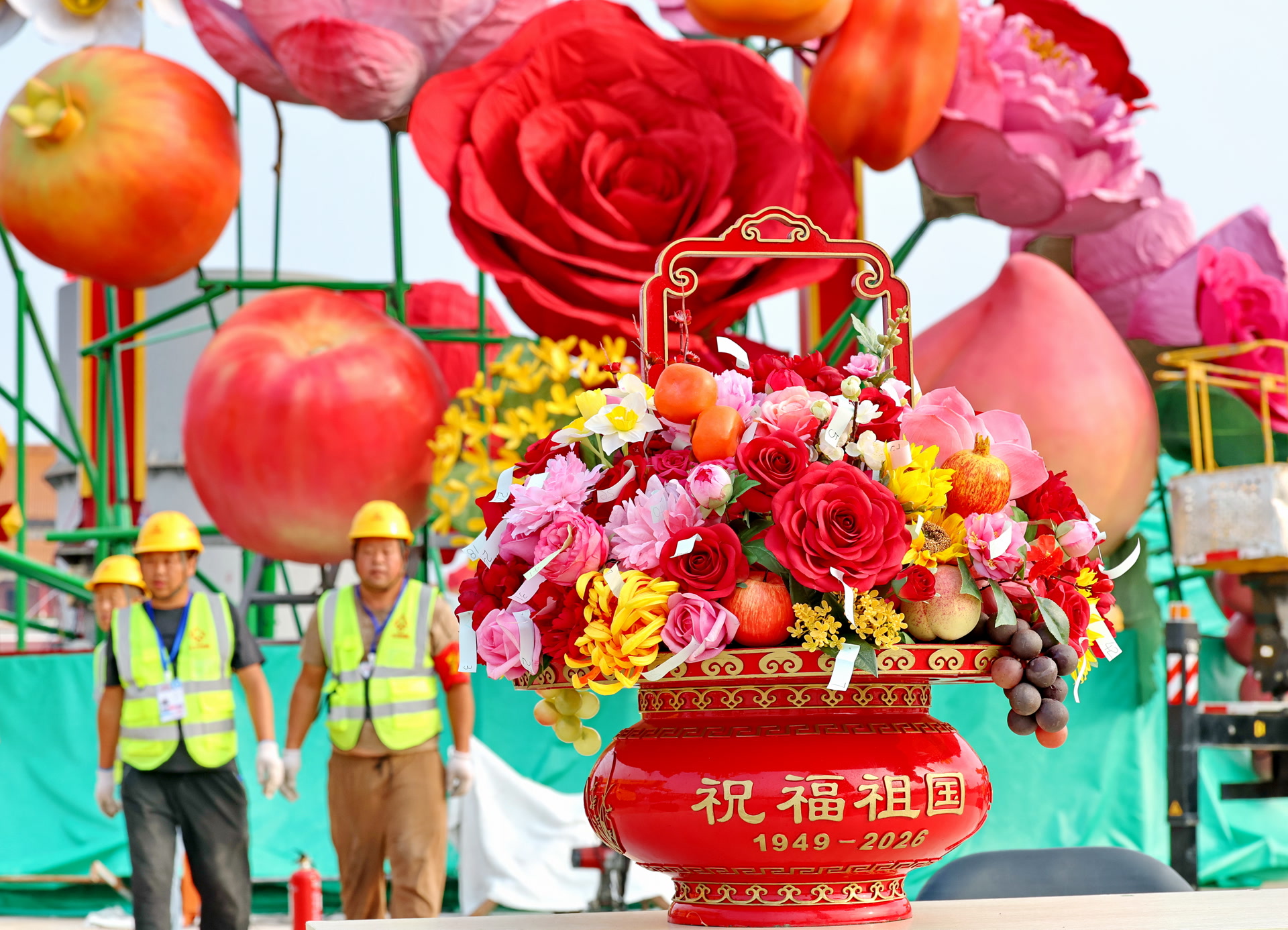多图丨天安门广场“祝福祖国”花篮开始吊装，仿真模型亮相