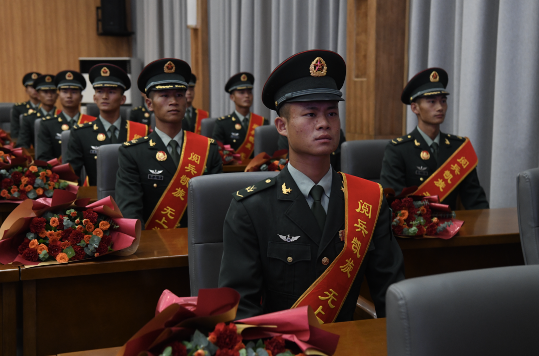 肖荣基提干后，父亲赴烈士陵园告慰肖思远：弟弟替你接着干_中国政库