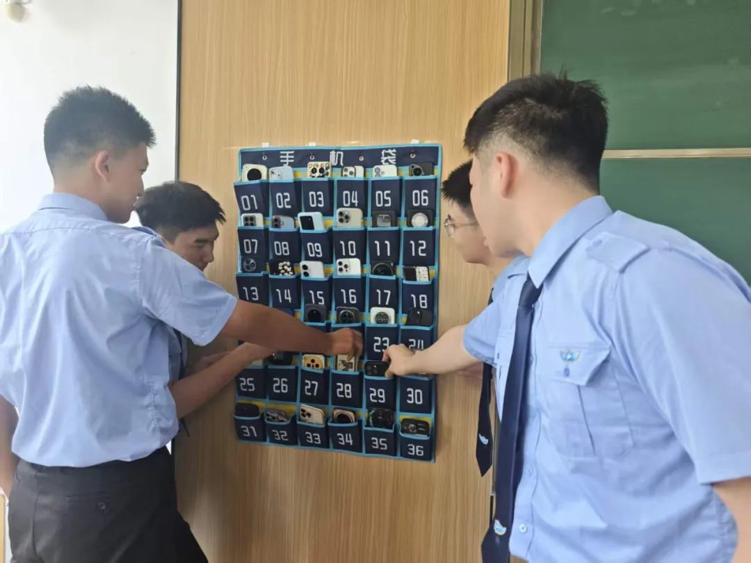 课前手机统一入袋入盒，近期多所高校推进“无手机课堂”建设