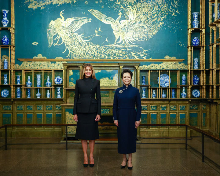 彭丽媛同美国总统特朗普夫人梅拉尼娅参观国立亚洲艺术博物馆