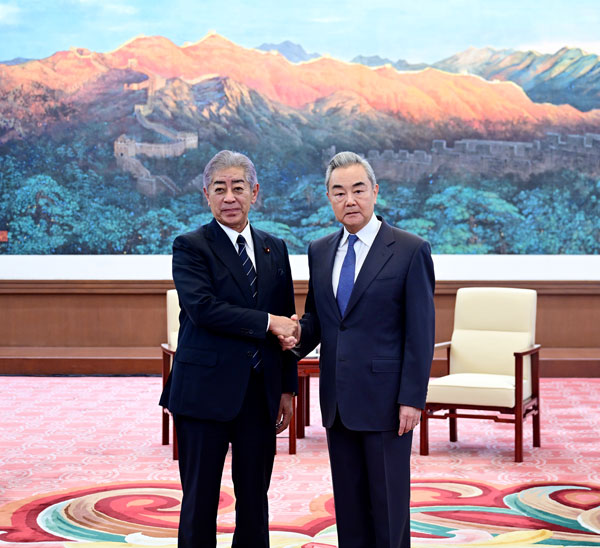 王毅会见日本国际贸易促进协会会长岩屋毅
