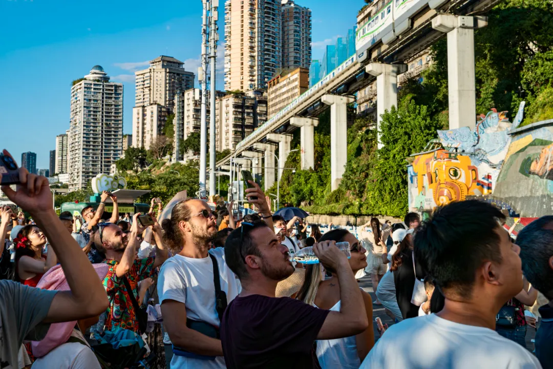 在重庆可以听到泰语报站了：东南亚游客来渝较多，轨交推出泰语广播