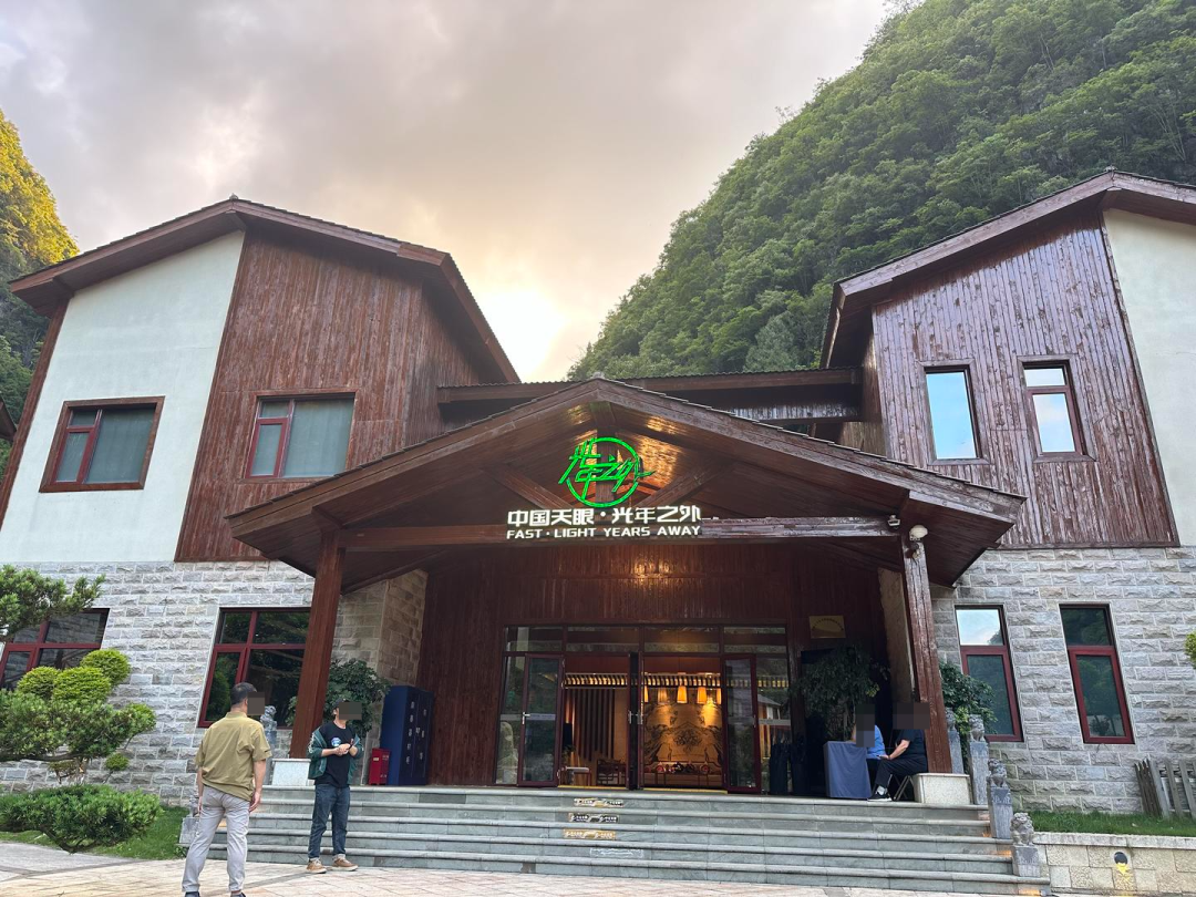马上评｜住高价客房就可进天眼核心区，谁给的“特权”？