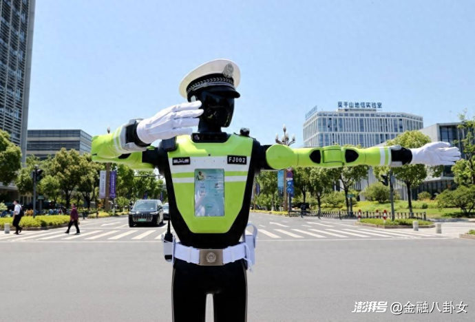 机器人执勤、当店长、外骨骼爬山，中国人假期越来越科幻了