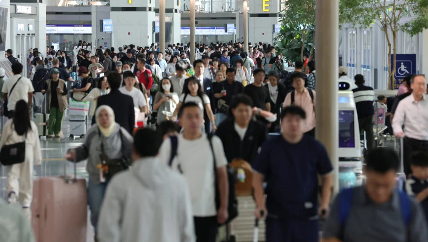 叠加“请3休13”抢跑游客，中秋首日机场“堪比过年”