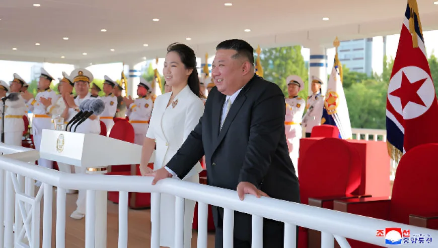 现场画面：“姜健”号驱逐舰入列朝鲜海军 金正恩携妻女出席仪式