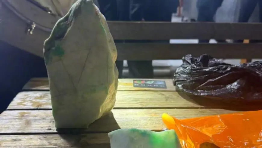 直播间的“一刀暴富”，全是演给你看的！主播、水军、假原石全套上阵