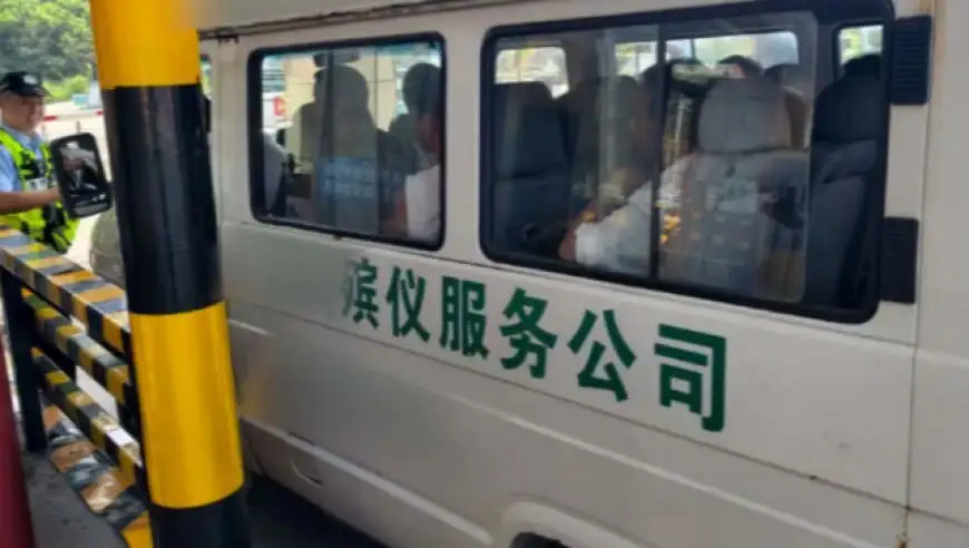 一核载7人殡葬车实载16人且多为老人，警方：司机涉危险驾驶罪