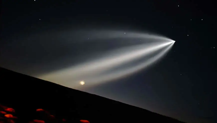 新疆阿勒泰夜空现不明发光飞行物？天文摄影师：系境外火箭发射形成的暮光效应