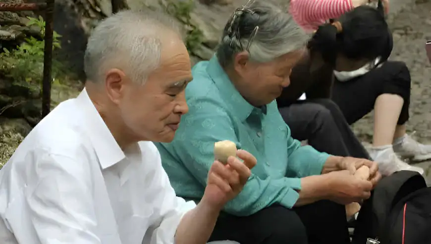 一件衣服穿了36年，一张木床睡了70年……98岁“抠门”老人25年捐出6000万元