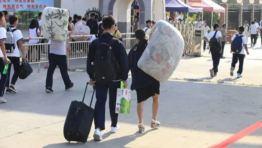 每月从4000元降至2000元，大一男生因生活费与母亲起争执，母亲回应