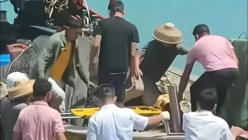 海南两渔民禁渔期出海被罚1万，曾救起漂浮7天落水男子，执法局回应