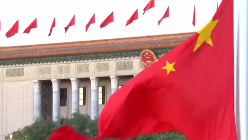 完整版！天安门广场国庆升旗仪式：护旗方队步伐铿锵 雄壮国歌响彻全场