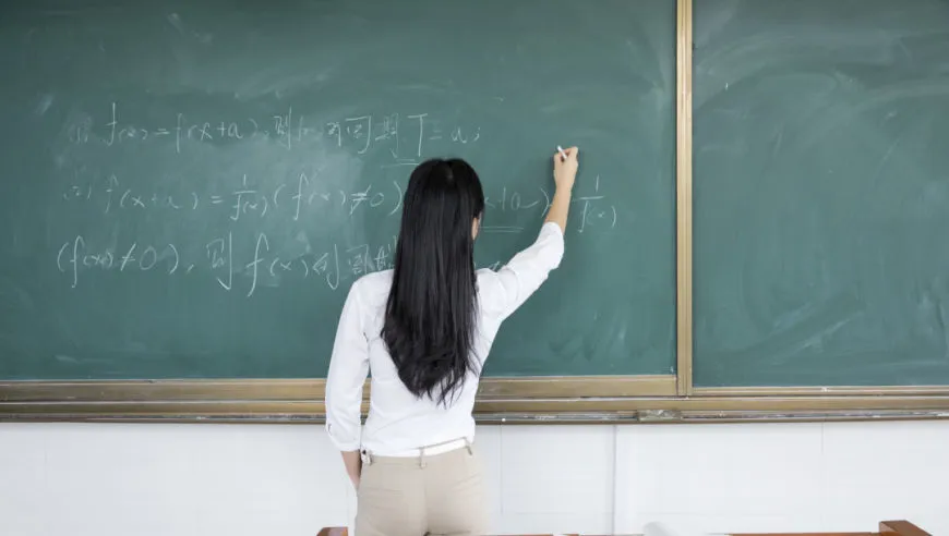 班主任休产假被家长举报，“老师一定要生孩子吗”？校园举报乱象曝光，接诉员称开学两周收到40封举报信