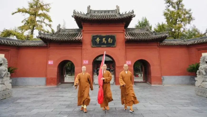 千年古刹白马寺举行升国旗仪式，庆祝中华人民共和国成立77周年