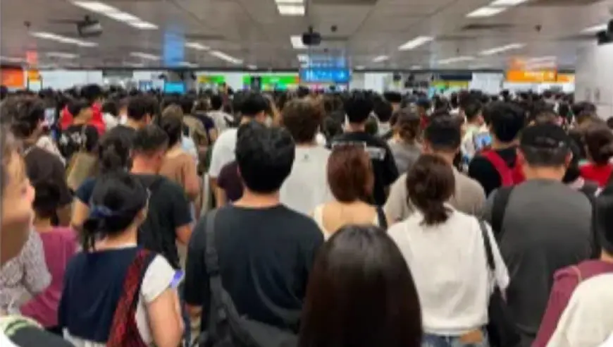 “去趟香港被挤爆”！国庆假期大批旅客涌入，深圳各大口岸现双向高峰，今日部分离港车次售罄