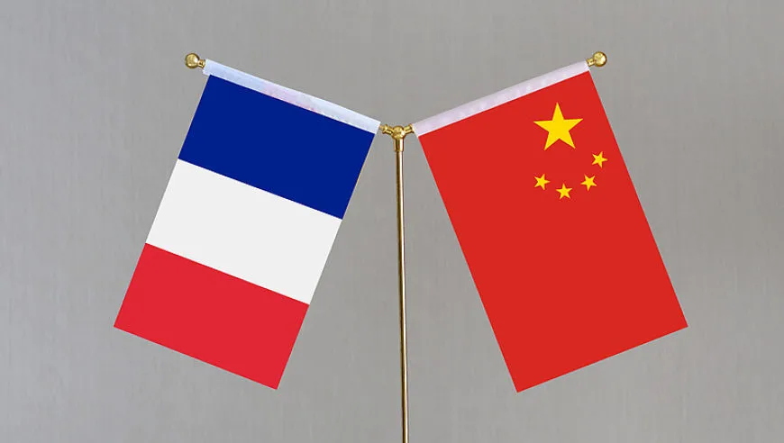 王毅同法国外长巴罗通电话