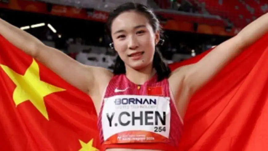 笑不活！陈妤颉夺100米金牌，赛后收五年高考三年模拟，整个人都懵了
