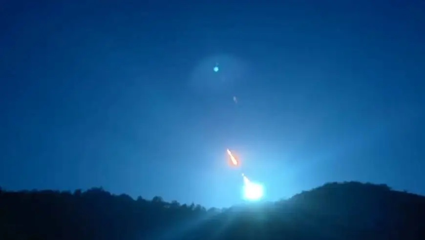 多角度实拍西安等地夜空有火流星划过：蓝色火球下坠形成长条光带，突然爆燃光芒耀眼