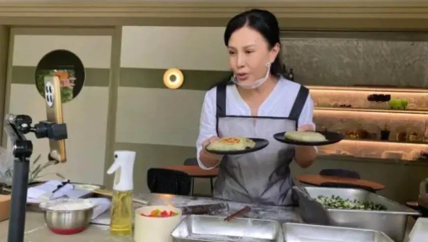 52岁知名女演员在杭州卖韭菜盒子？此前曾自爆被前夫坑到负债600万，现在其名下财产全部清零，银行卡遭到冻结，连退休金账户也被执行划扣