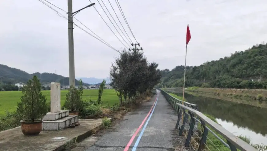 杭州一男子休息时被路人盯着看，一回头惊觉摩托停在烈士纪念碑的平台上，次日专程赶来立国旗致敬