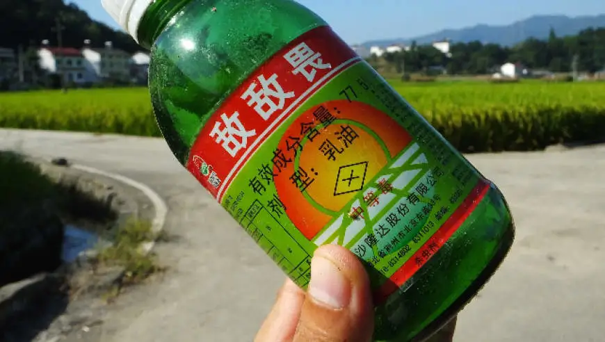 75岁男子误把敌敌畏当花露水全身喷，皮肤大面积接触剧毒农药，突发重度中毒，全身起水泡；老伴儿将敌敌畏分装，没做任何警示标记