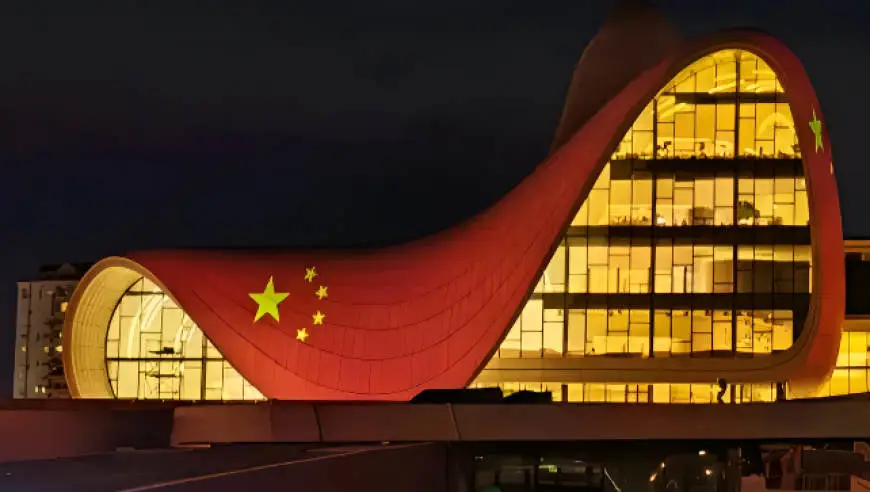 阿塞拜疆两大地标点亮五星红旗，总统送上国庆祝福