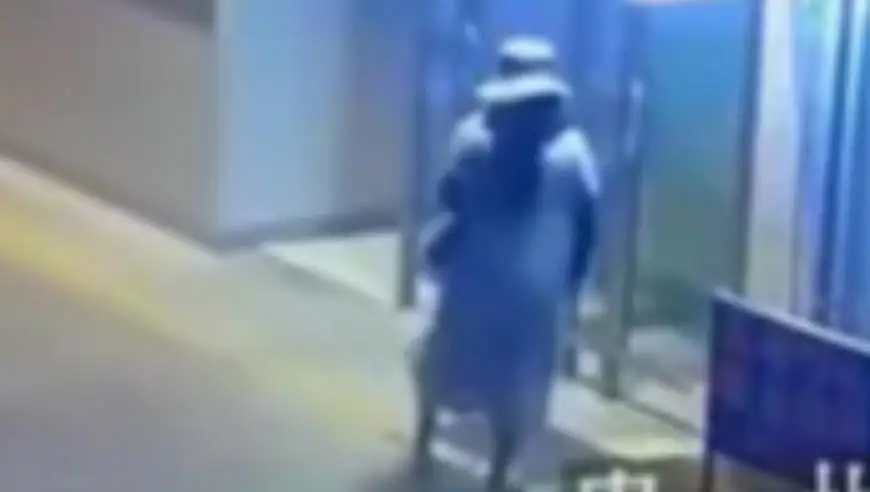 男子捡到银行卡后，因密码简单尝试两次便破解，深夜扮女装盗取40余万元，现已被刑拘