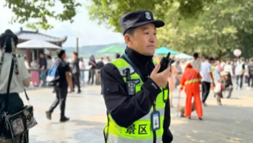 “哈喽哈喽，你这个帽子在景区里不行的……”西湖保安一句话，暖了全国网友