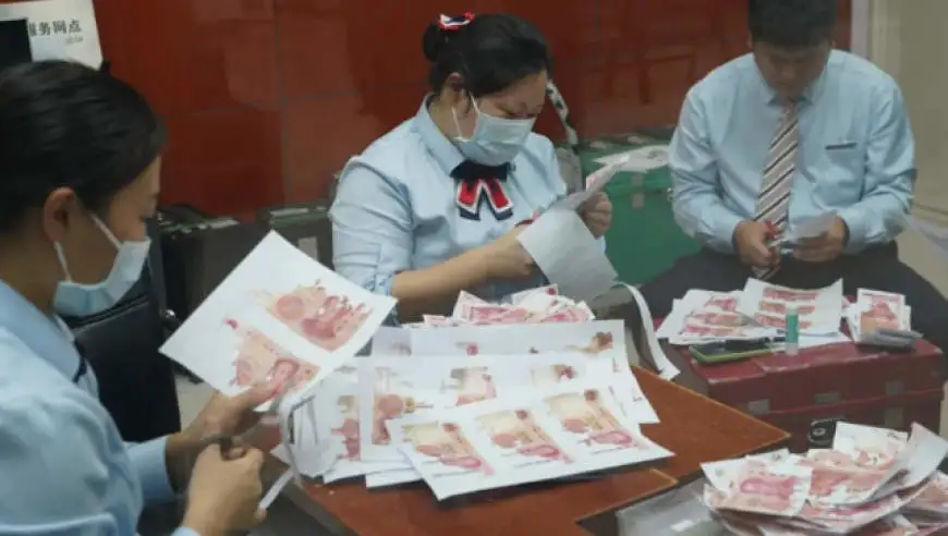 15万购房积蓄放乡下屋中被白蚁啃碎，老人瞒家人一周不敢开口 银行清点残币两天兑换12.6万