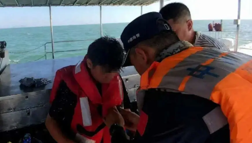 父子海钓时船突然翻了，手机进水彻底失联，父亲果断将两件救生衣捆作一处，海上漂流近11小时两人体力严重透支，被渔船发现后获救