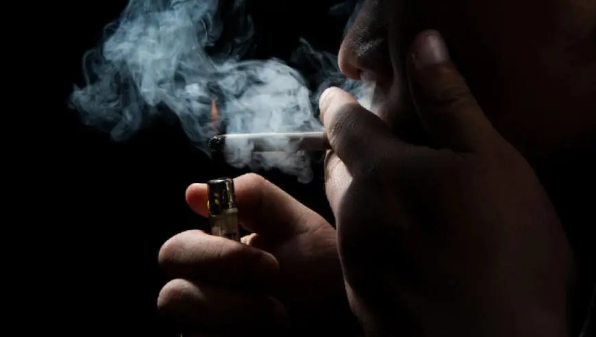 女生被迫吸二手烟，怒吼“前面抽烟的把烟掐了”，网友直呼解气！